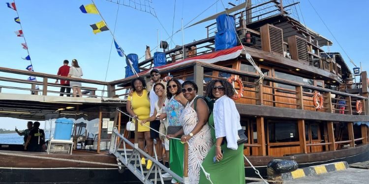 Bali Dinner Cruise & Uluwatu Experience – Romantic Evening Tour Bali Dinner Cruise & Uluwatu Temple Experience