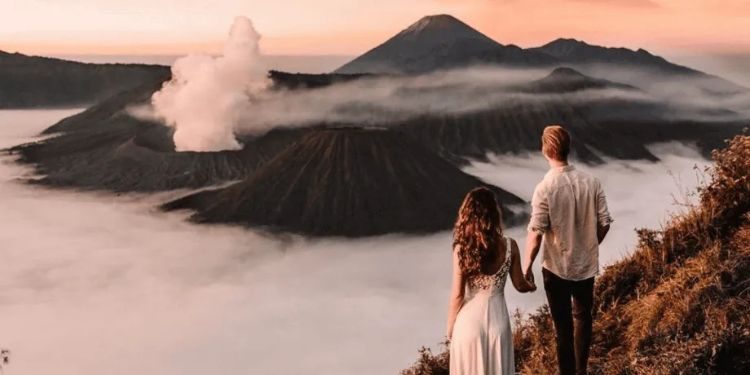 Mount Ijen & Bromo Volcano Tour – Epic 3-Day Adventure Sunrise over Mount Bromo and the Sea of Sand